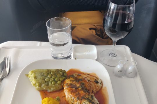 Business-class-meal-with-chicken