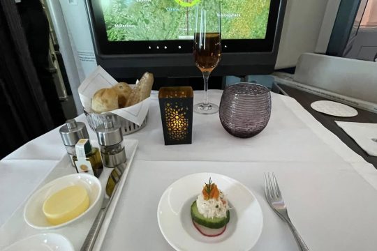 Qatar-Airways-business-class-meal-setup