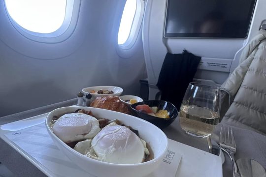 in-flight meal-poached-eggs-and-croissant