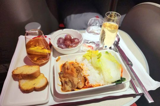 meal-served-on-Hongkong-Airlines