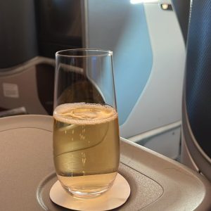 champagne-on-singapore-Business-Class