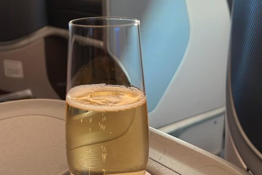 champagne-on-singapore-Business-Class