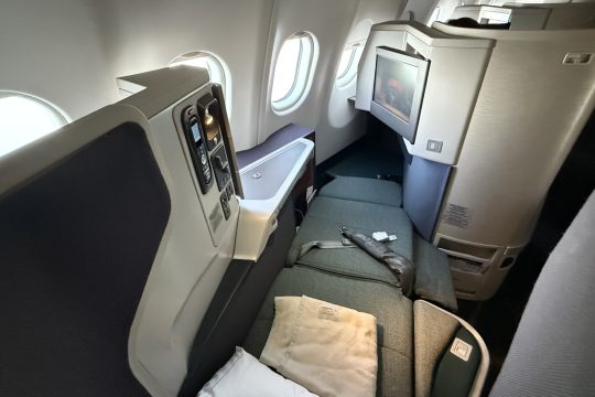 Fully-lie-flat-seat-in-Cathay-Pacific