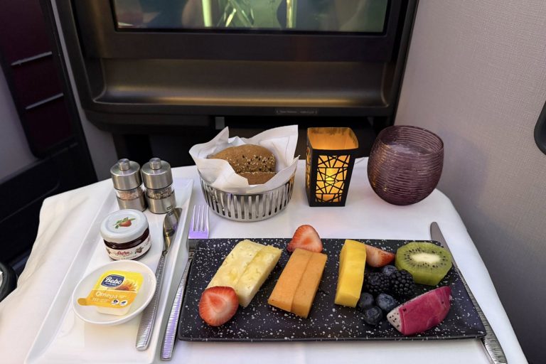 In-flight breakfast on Qatar Airways