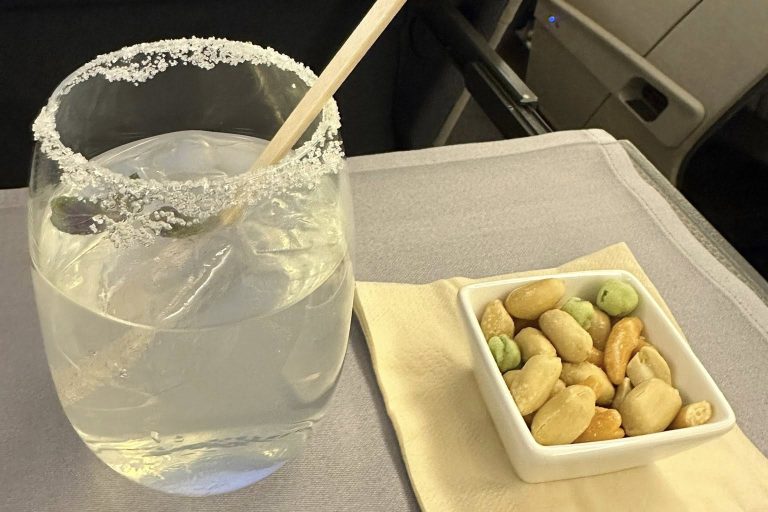 Welcome Drink & Nuts