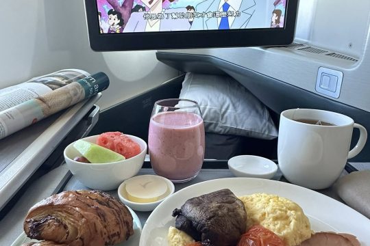 Business-class-breakfast