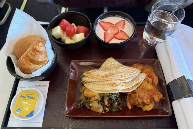 A look at the meal served during the SIN–CGK–SRG flight